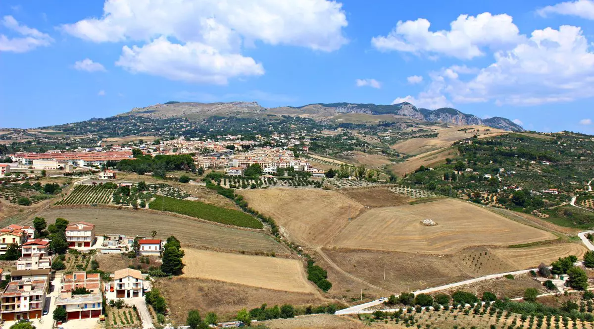 Cum se trăiește în unul dintre orașele italiene care vând case cu un 1 euro. Turiștii sunt tratați regește