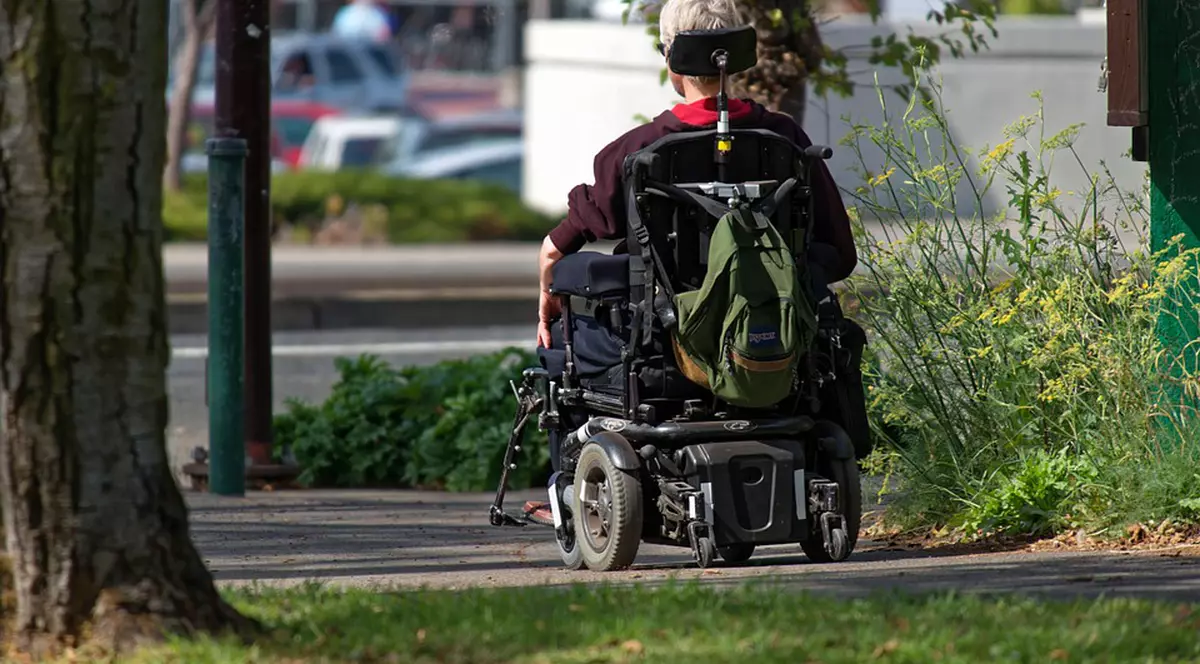 Persoanele cu dizabilități vor primi vouchere pentru achiziția de echipamente necesare compensării handicapului