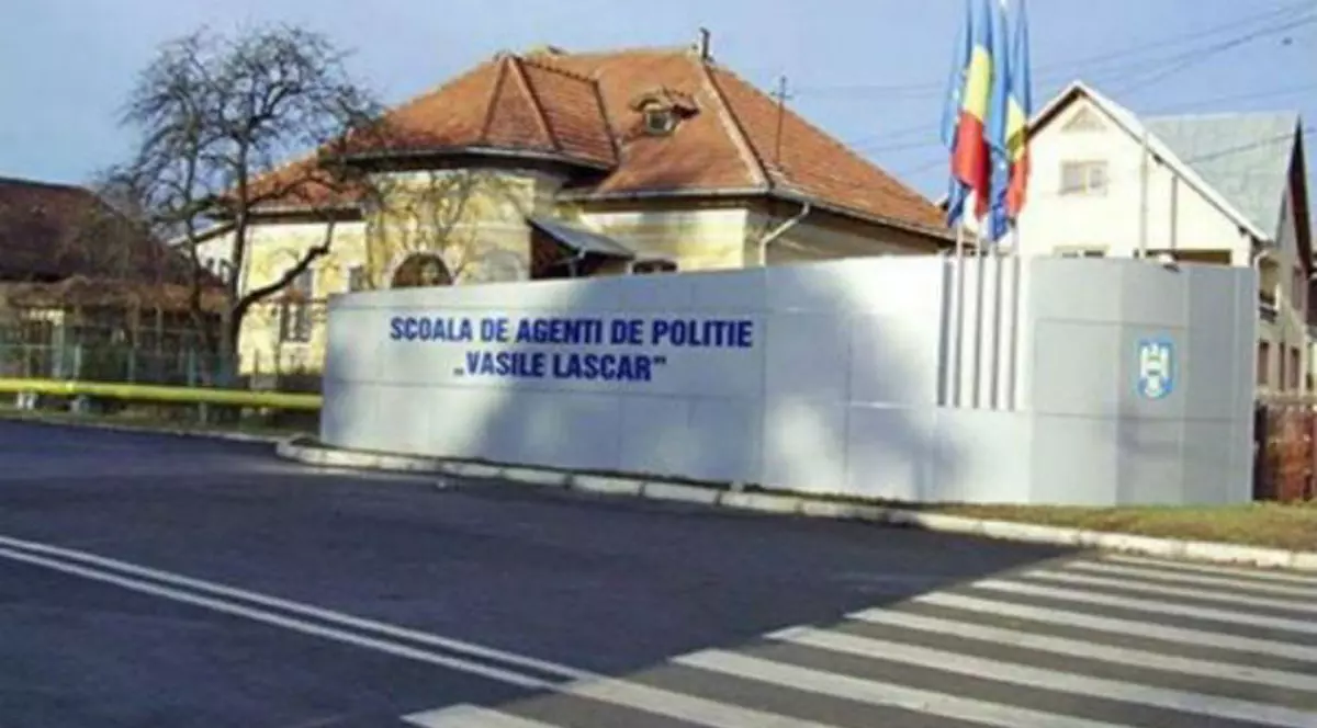 Doi elevi ai Şcolii de Poliţie de la Câmpina au fost prinşi cu droguri