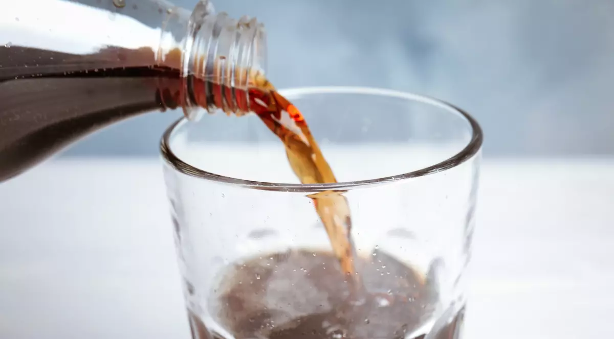 O femeie a intrat în comă după ce a luat o gură de cola dietetică (foto shutterstock)