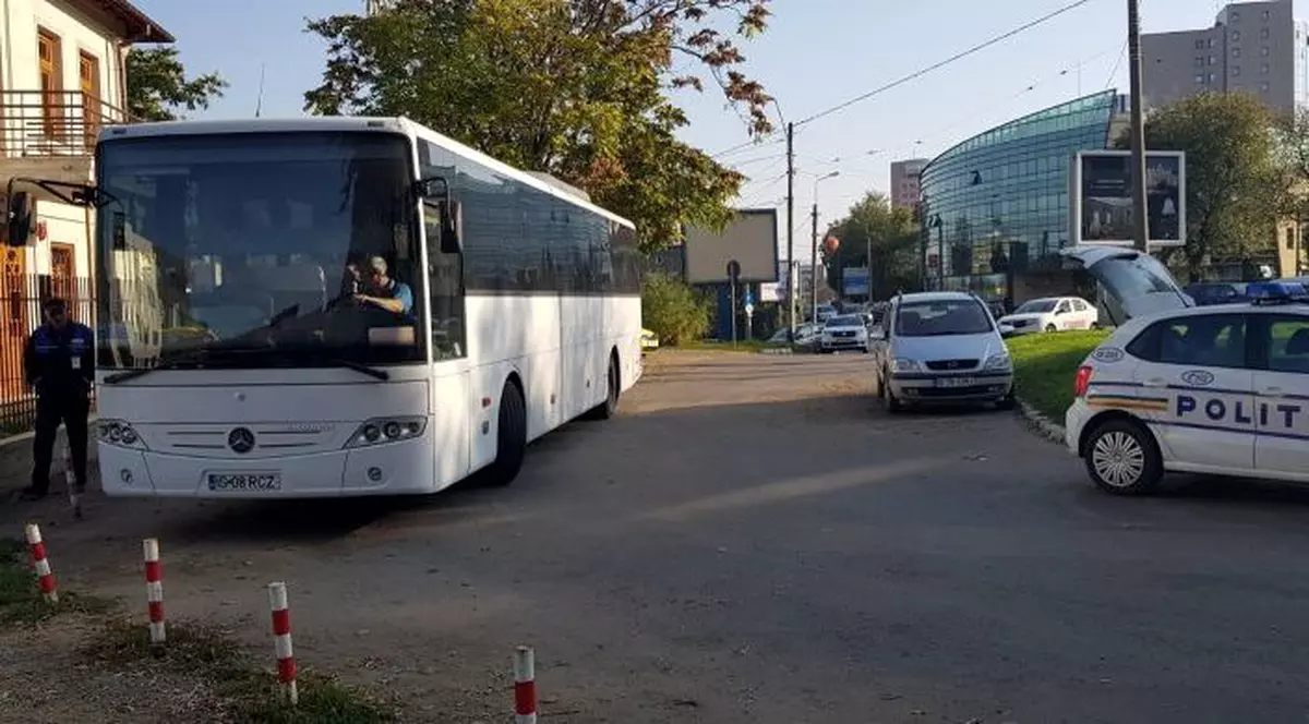 Un șofer de autobuz din Iași a călcat pe picior un adolescent. Este căutat de Poliție