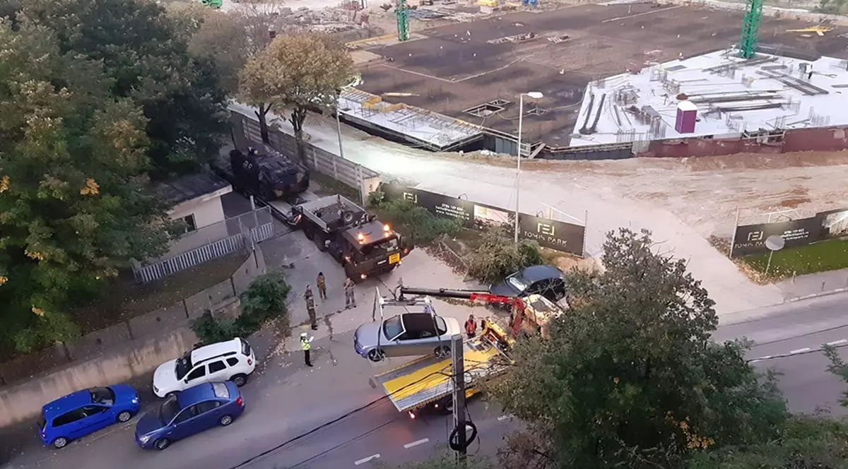 Un constănțean a blocat cu mașina intrarea unei unități militare. Soldații au așteptat 2 ore ca să scoată un TAB pe poartă!