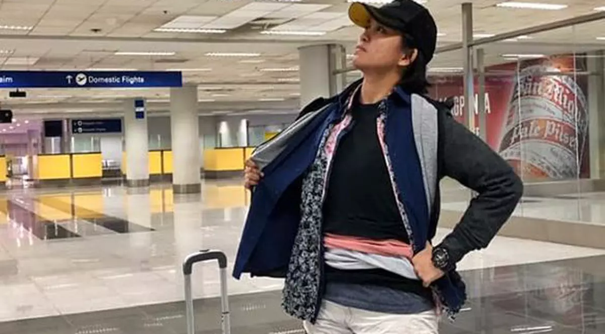 O tânără și-a pus pe multe straturi de haine când a urcat în avion pentru a evita să plătească taxa de bagaj
