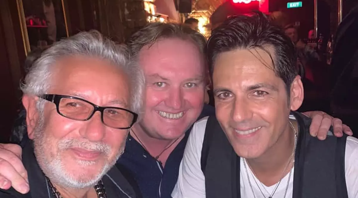 Bănică jr și-a serbat ziua cu ”porțile închise” A închiriat un bar cu pian la care le-a cântat privilegiaților