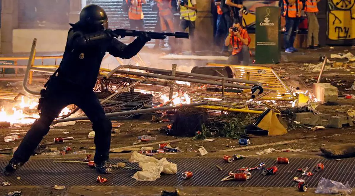 Violențe în Barcelona, după ce sute de mii de oameni au făcut grevă generală. Centrul orașului, scena confruntărilor dintre poliție și separatiști | VIDEO