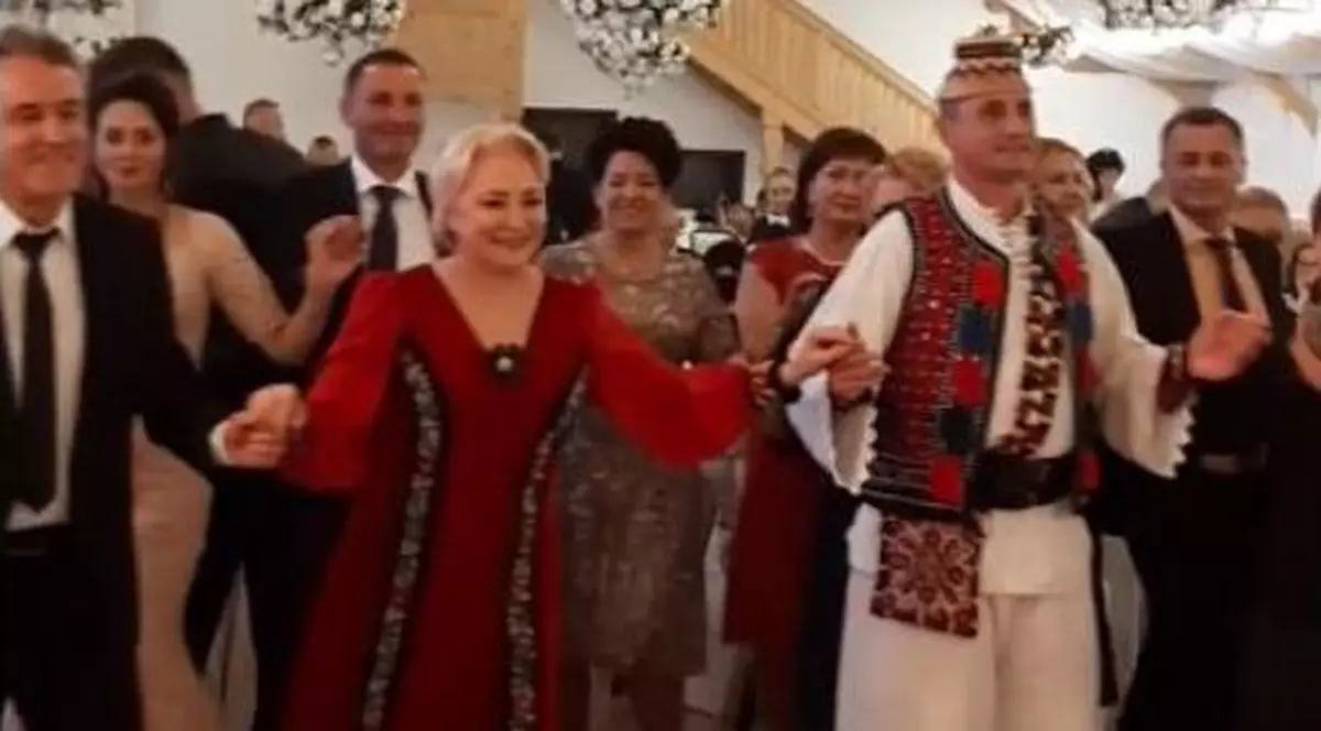 Viorica Dăncilă, la o nuntă în Maramureș. Premierul demis, filmat dansând în horă | VIDEO