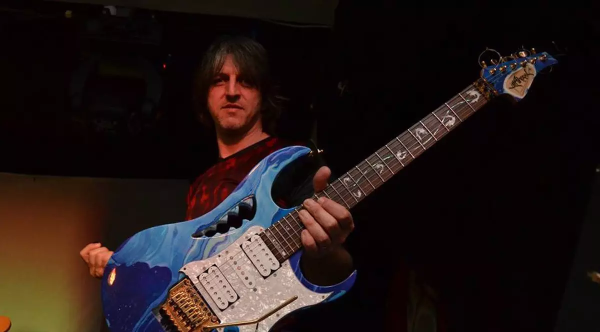 Povestea chitaristului român Mike Vlahopol, care a ajuns să cânte nu pentru public, ci pentru starurile rock-ului mondial. Are propria linie de instrumente!