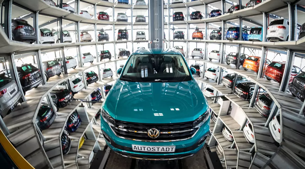 APIA: Înmatriculările de mașini noi au scăzut cu 9,1% în primele cinci luni, dar cele de mașini second hand au crescut cu 7,8%. Top 5 mărci preferate de români. Mașină Volkswagen într-un showroom