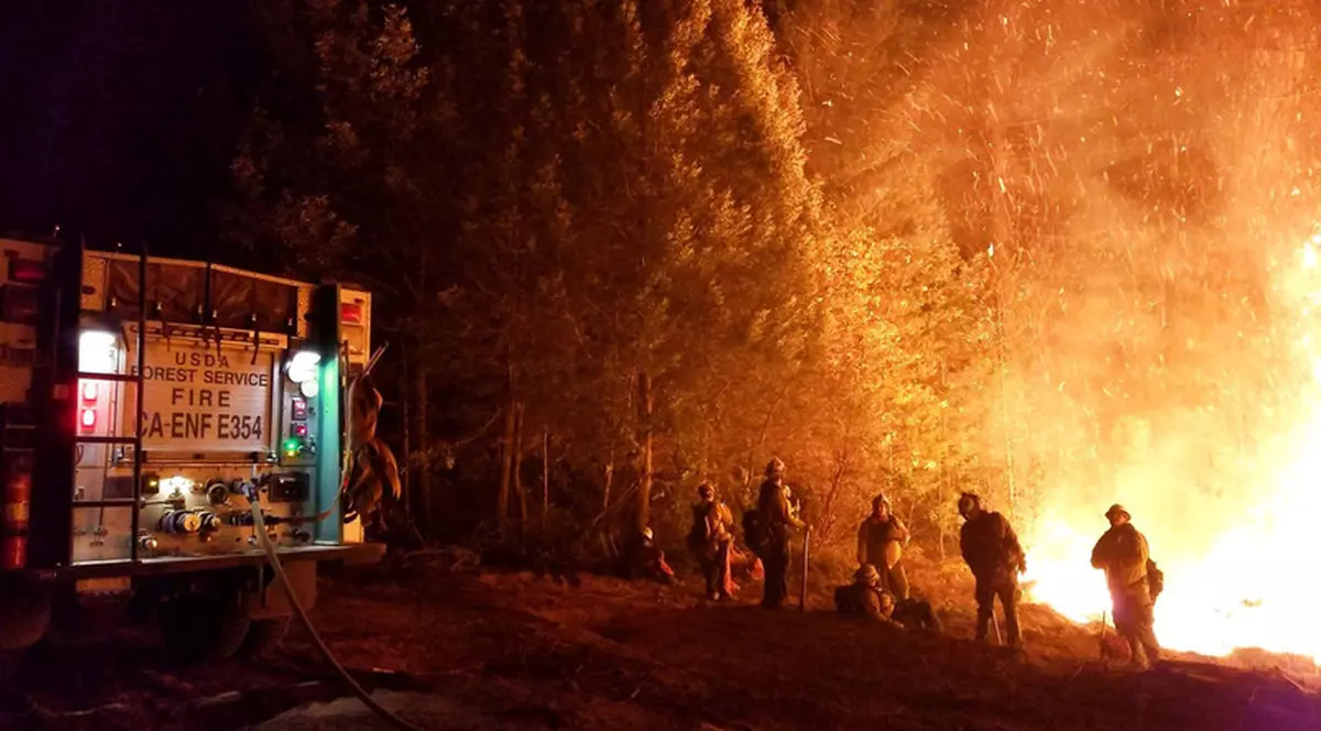 Incendii devastatoare în California. Milioane de americani, avertizați că vor rămâne fără curent electric