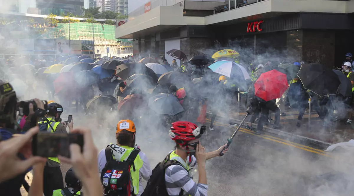 UPDATE| Noi manifestații violente la Hong Kong. Un protestatar a fost împușcat în piept și este în stare critică