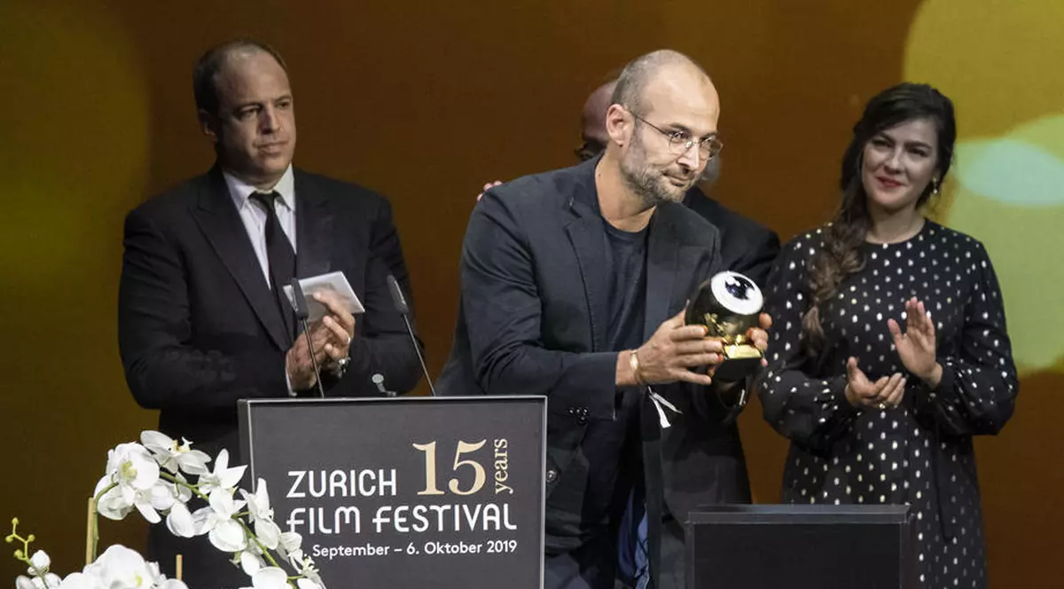 Alexander Nanau a primit „ochii de aur” pentru documentarul Colectiv la Festivalul de Film de la Zurich Foto: EPA