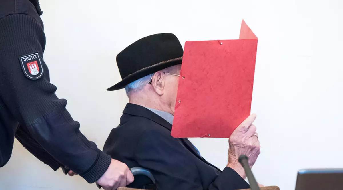 Un fost gardian de lagăr nazist recunoaște că a văzut oameni duși în camerele de gazare. Este judecat pentru complicitate la 5.230 de crime