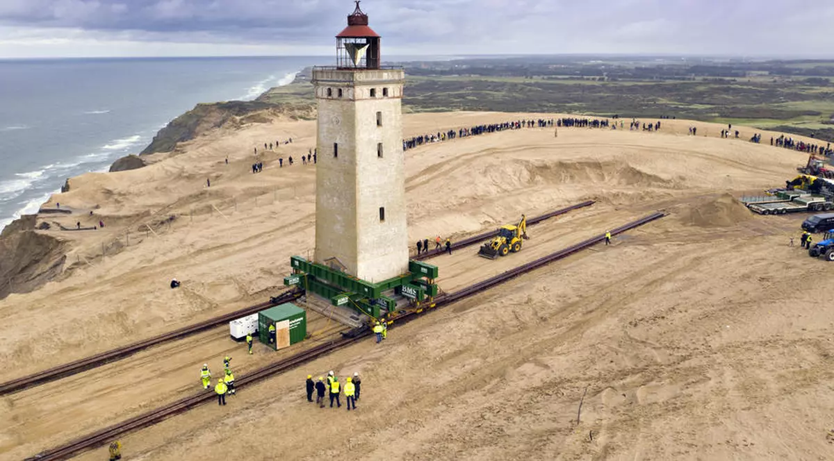Momentul uimitor în care un far vechi de 120 de ani a fost mutat pentru a nu fi înghițit de mare (EPA)