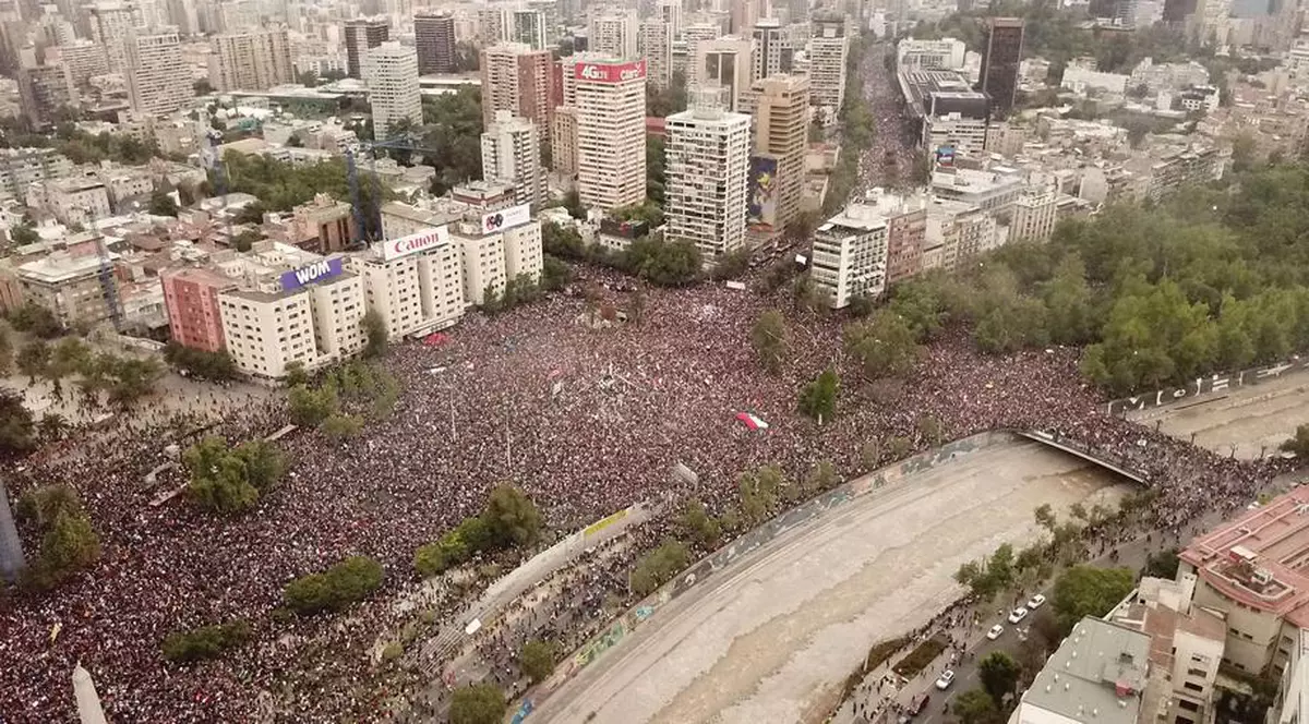 Santiago de Chile, paralizat de cel mai mare protest din istoria țării. Peste un milion de oameni au ieșit în stradă