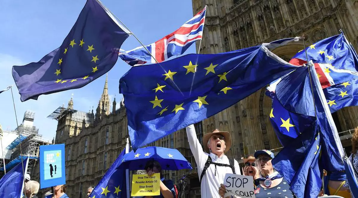 Primul caz de psihoză declanșată de Brexit. Credea că e spionat și că emisiunile radio îl vizau pe el