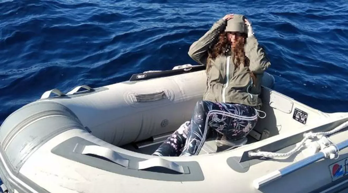 O turistă a supraviețuit două zile pe mare, într-o șalupă, cu ajutorul acadelelor