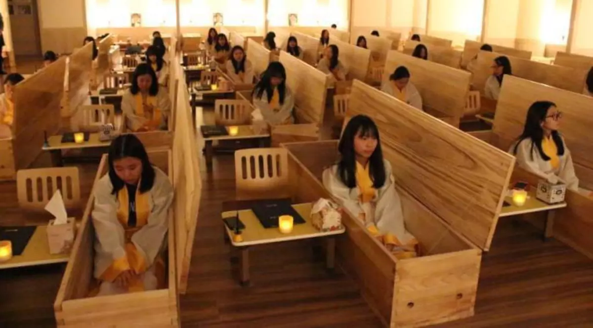 Sud-coreenii își simulează înmormântarea pentru a învăța să-și aprecieze viața. Tânăr, după ce a ieșit din sicriu: ”Fericirea se trăiește în prezent”