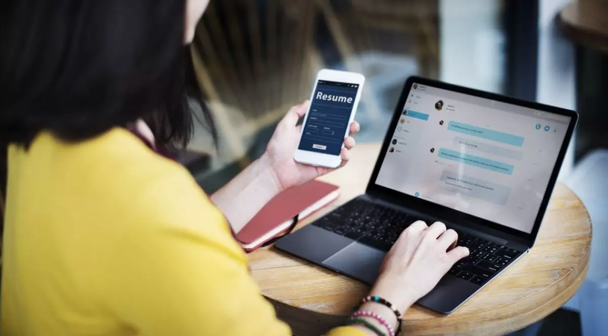 Cum face angajări un robot românesc: caută date pe Facebook despre candidați și îi intervievează