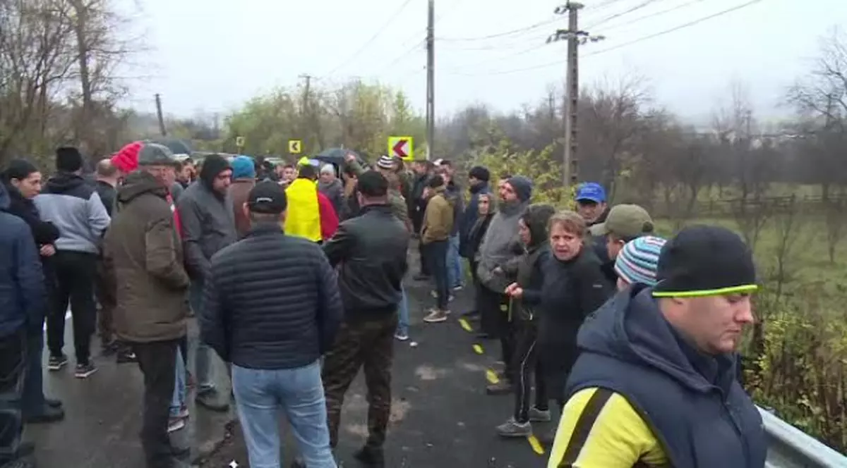 Proteste în stradă pentru repararea unui drum, după ce un camion a strivit o femeie. „Câți trebuie să mai moară?”
