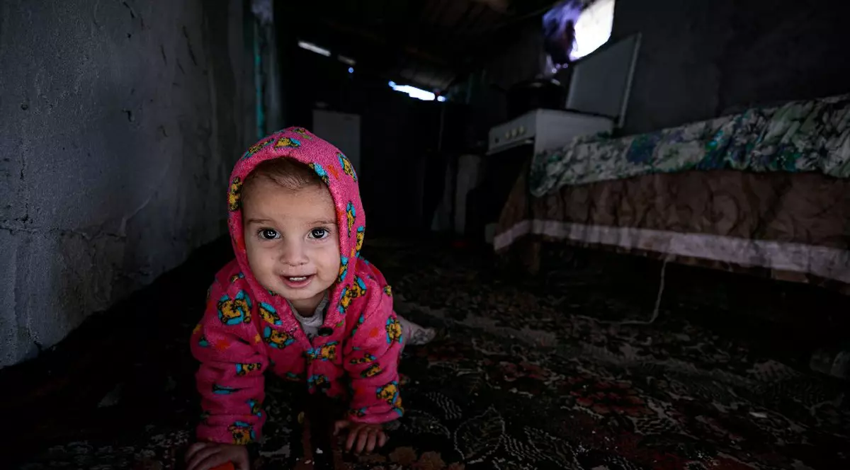 Cel mai tânăr membru din familie. Nu are jucării, dar explorează cu entuziasm universul casei.