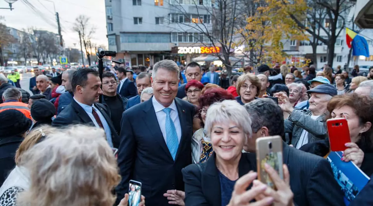 Ce va face Klaus Iohannis în campania pentru turul doi. Deplasări în şase judeţe şi mai multe ieşiri publice (surse)