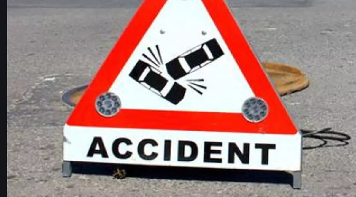 O persoană a murit, iar alta a fost rănită grav într-un accident la Putna. Mașina în care se aflau a întrat în gardul unei case