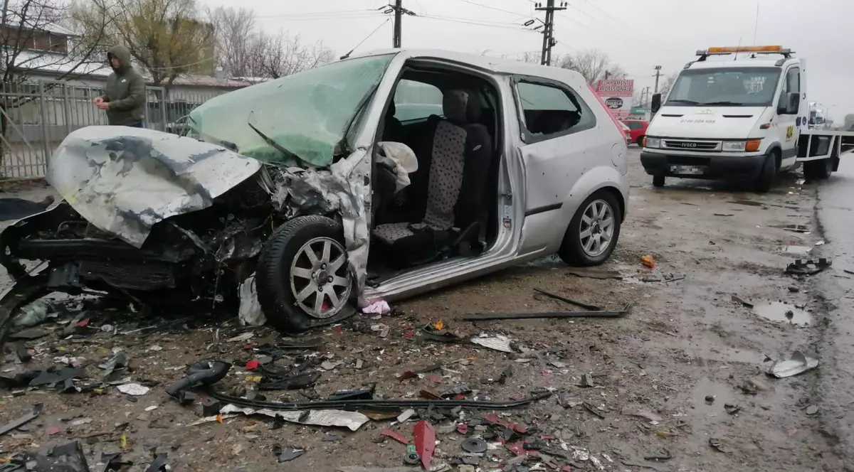 UPDATE | Carambol cu patru mașini pe centura orașului Focșani. Două persoane au murit și alte patru au fost rănite