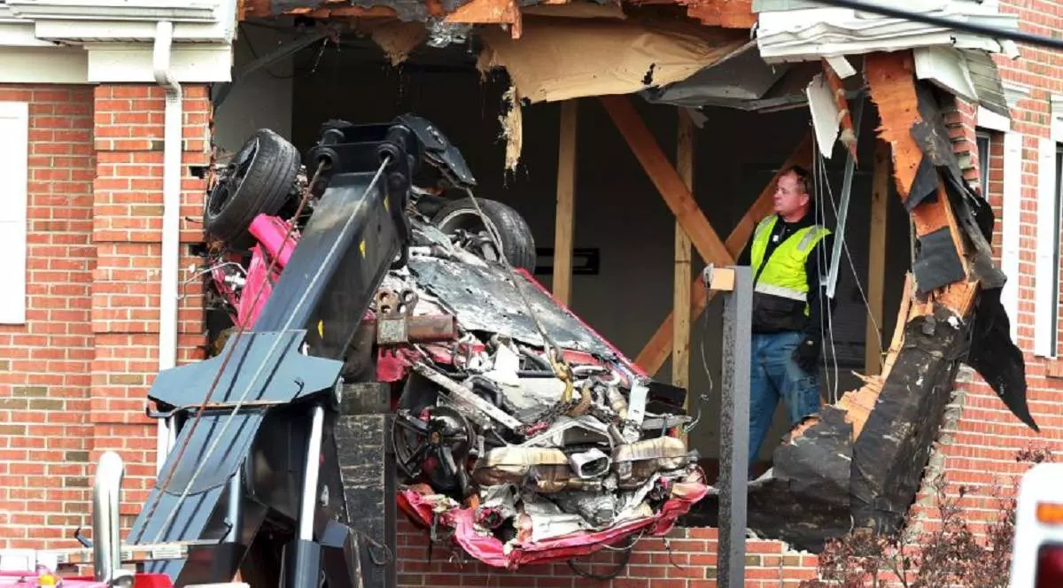 Un Porsche Boxter a fost catapultat de pe șosea direct la etajul unei vile. Doi oameni și-au pierdut viața