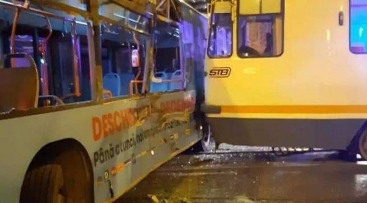 Accident în zona Piața Presei, la capătul liniei 41. Un tramvai a lovit un autobuz al liniei 641