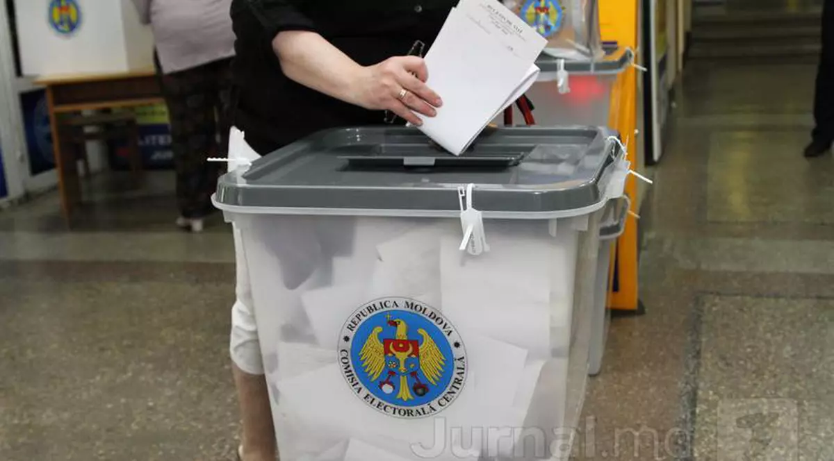 În Republica Moldova se desfăşoară azi al doilea tur al alegerilor locale generale. Cine se luptă pentru funcția de primar al Chișinăului
