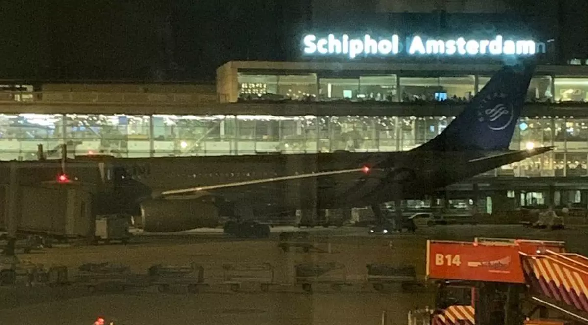 Alertă pe Aeroportul Schiphol din Amsterdam. Poliția a fost trimisă la bordul unui avion