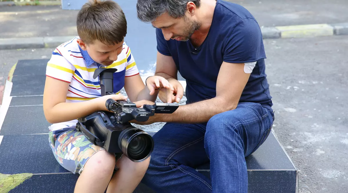 Povestea emoționantă a lui Alexandru, un băiețel care suferă de autism și ADHD. Are 9 ani și este crescut doar de mama lui