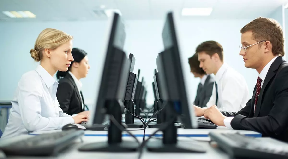 Studiu: Micii întreprinzători au păstrat salariile și angajații, în ciuda crizei declanșate de coronavirus, dar tot au nevoie de ajutor. Angajați la un birou, în fața calculatoarelor