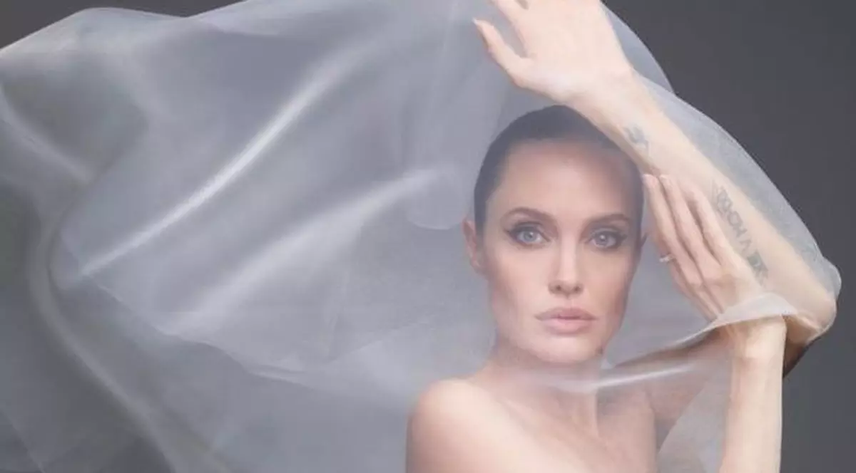 Angelina Jolie a pozat nud pentru revista Harper's Bazaar (foto Harper's Bazaar)