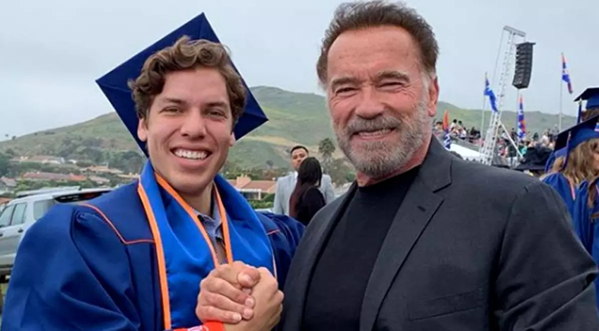 Fiul pe care Arnold Schwarzenegger l-a făcut cu menajera îi calcă pe urme. Plin de mușchi ca tatăl său!