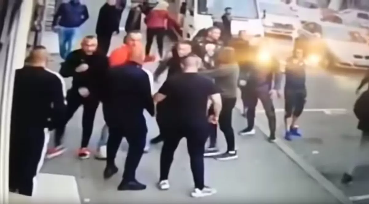 VIDEO Bătaie cu macete și spray lacrimogen între interlopi la Cluj. Confruntarea a avut loc pe stradă, în plină zi