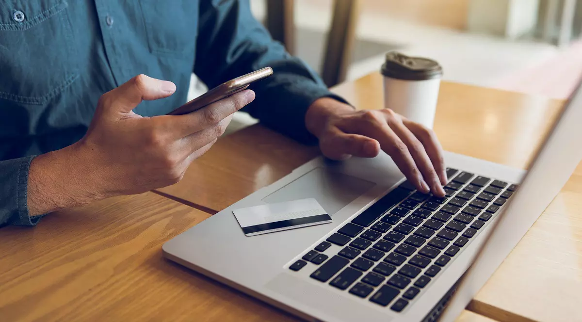 Ce poți face dacă ai făcut cumpărături online în timpul pandemiei și produsele nu corespund. Laptop cu un card pe el