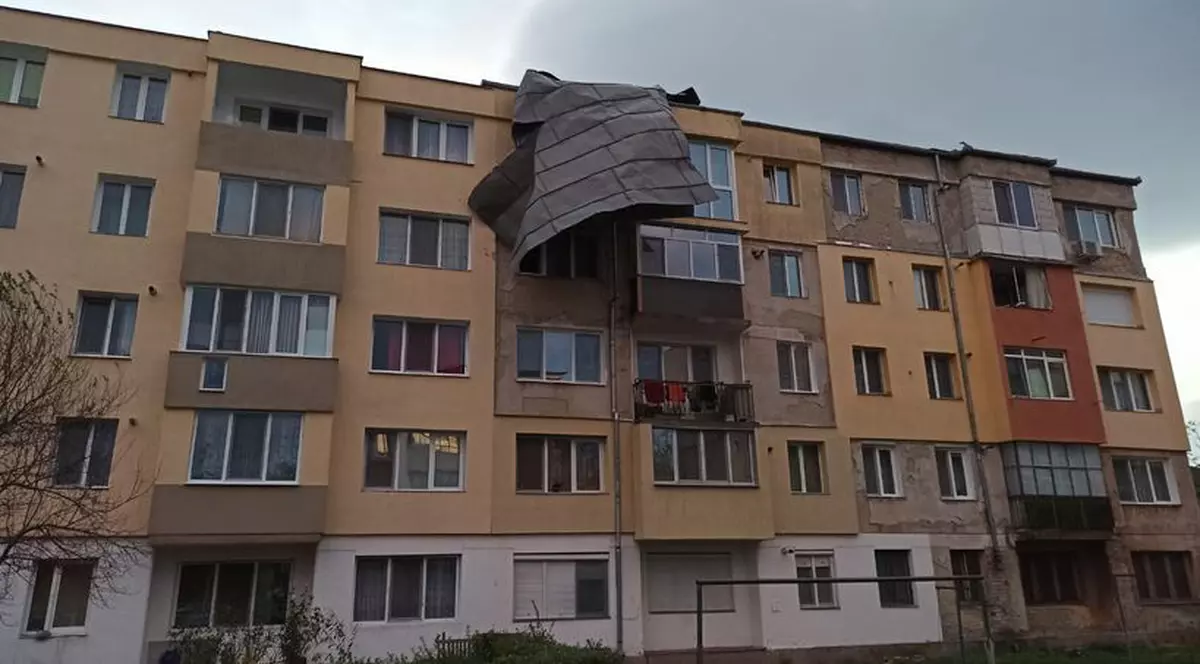 Furtuna a făcut ravagii în Hunedoara. Mașini avariate, blocuri rămase fără acoperiș și drum blocat de copacii doborâți de vântul puternic