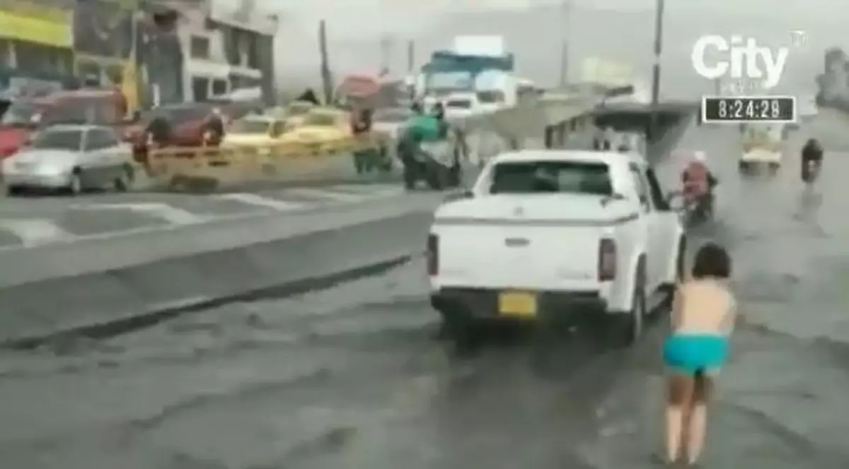 Gestul făcut de o femeie din Columbia în mijlocul unei străzi inundate. Înregistrarea a devenit virală