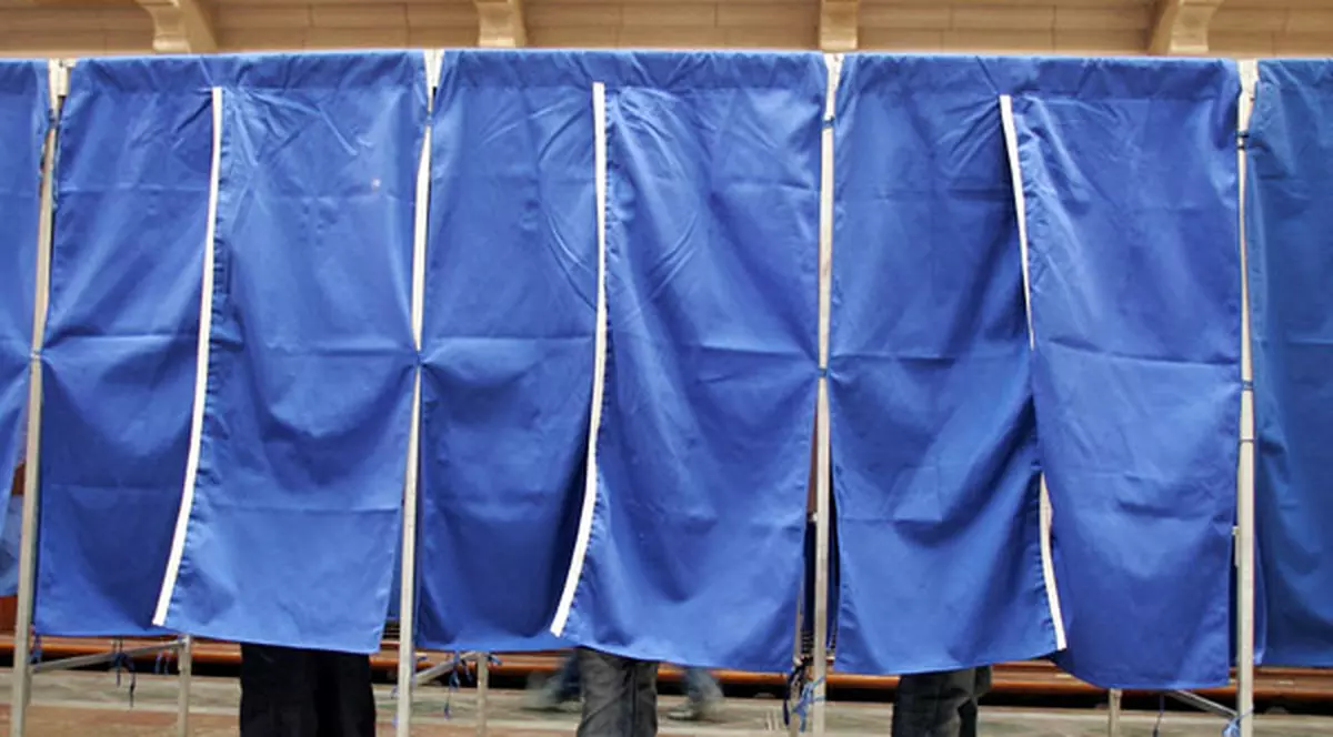 Un deputat USR, al doilea politician care a făcut poze azi în cabina de vot și care a postat imaginile pe Facebook