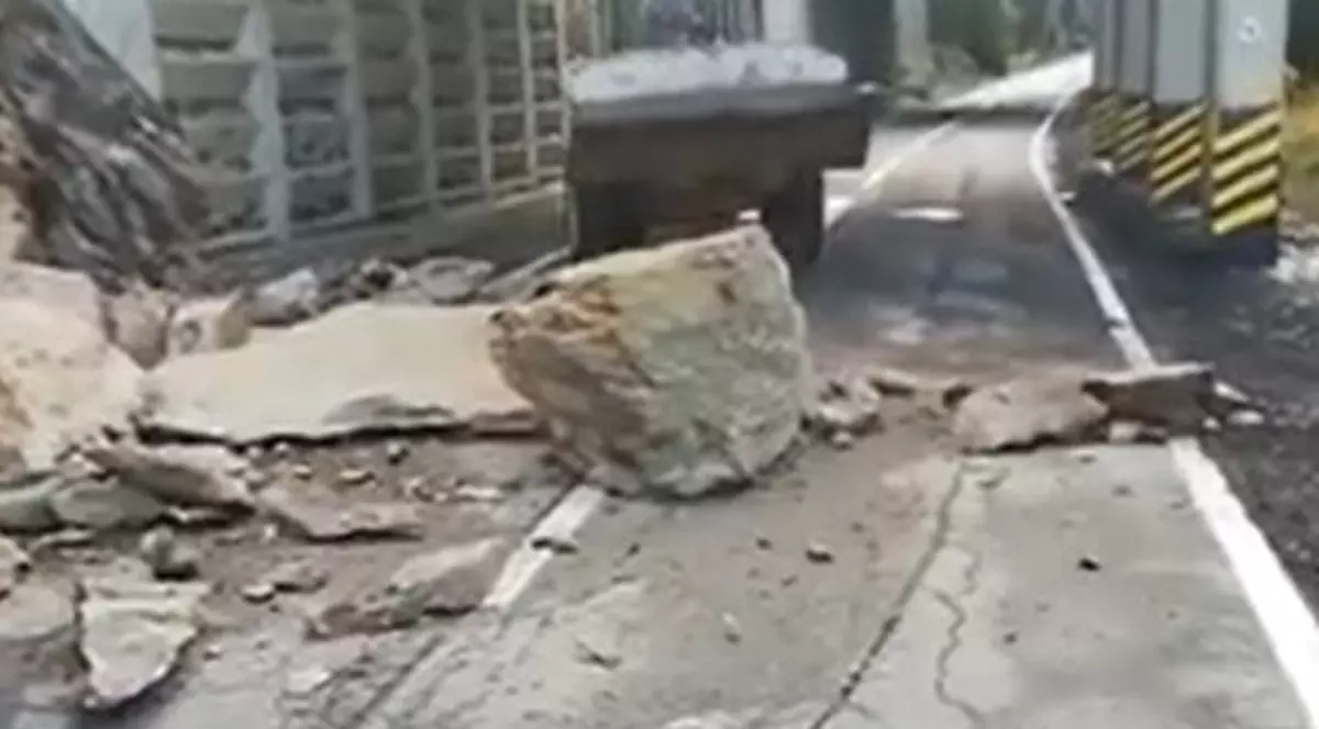 VIDEO Căderi de pietre, sâmbătă pe Transfăgărăşan. Zona în care s-au desprins bucăți de stâncă