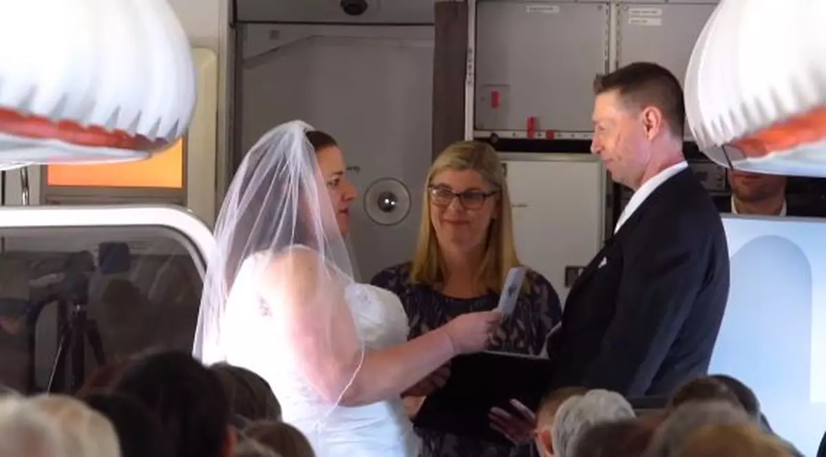 Un cuplu a spus "DA" la peste 10.000 metri altitudine (foto Jetstar Facebook)