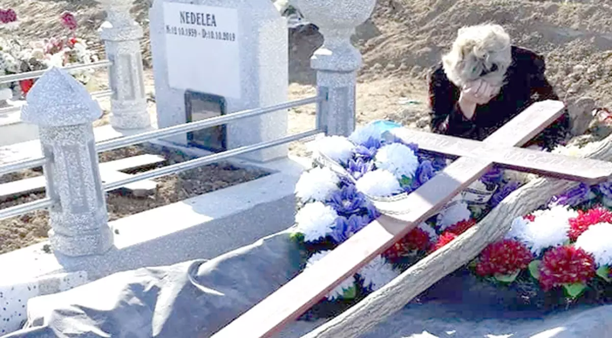 Un coșciug a fost acoperit cu o prelată și a fost lăsat de izbeliște de trei săptămâni în cimitirul din Bârlad!
