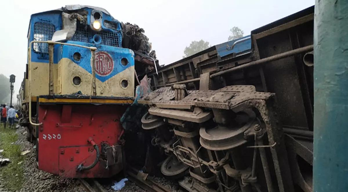 Tragedie pe calea ferată. Cel puţin 15 morţi și 40 de răniți în coliziunea a două trenuri