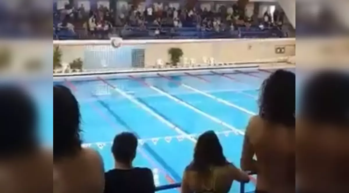 Copii obligați să asculte imnul secuiesc la campionatul național de înot de la Miercurea Ciuc. „Dacă nu s-a sesizat nimeni nici anul trecut, de ce să nu repetăm ilegalitatea