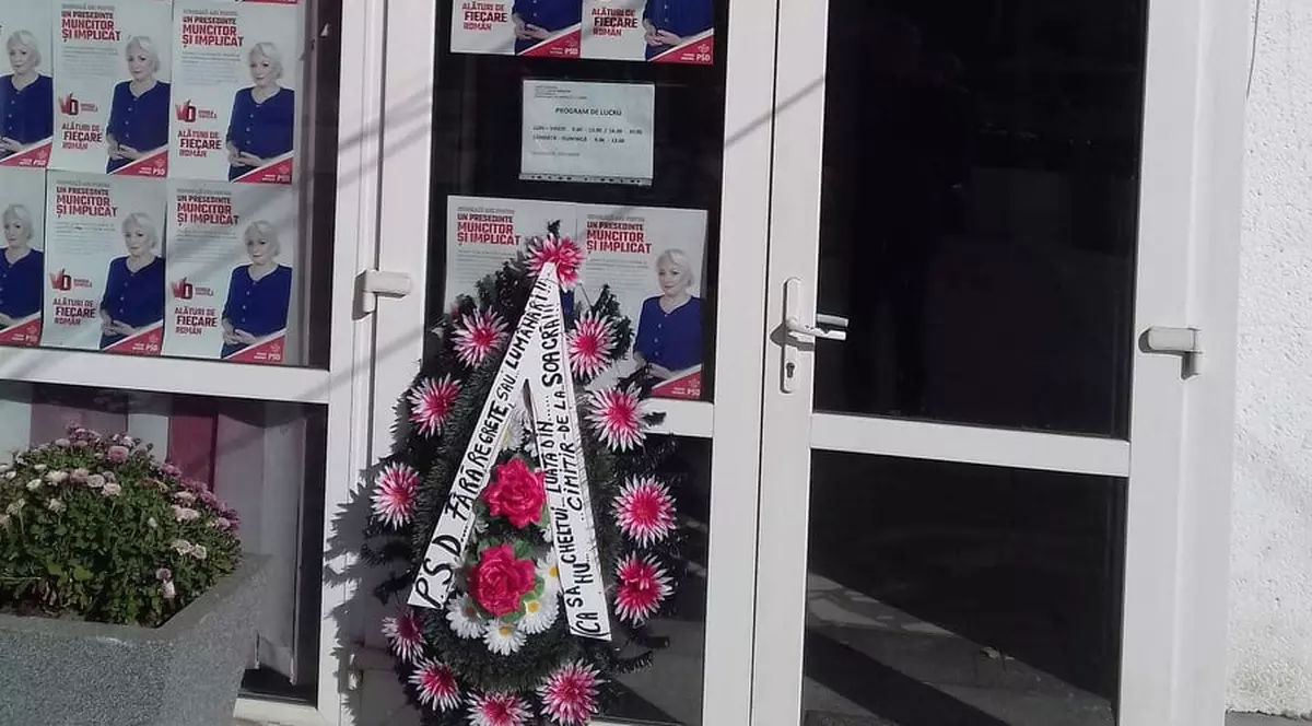 O coroană a fost pusă la ușa biroului lui Carmen Dan: „PSD, fără regrete și lumânări!”