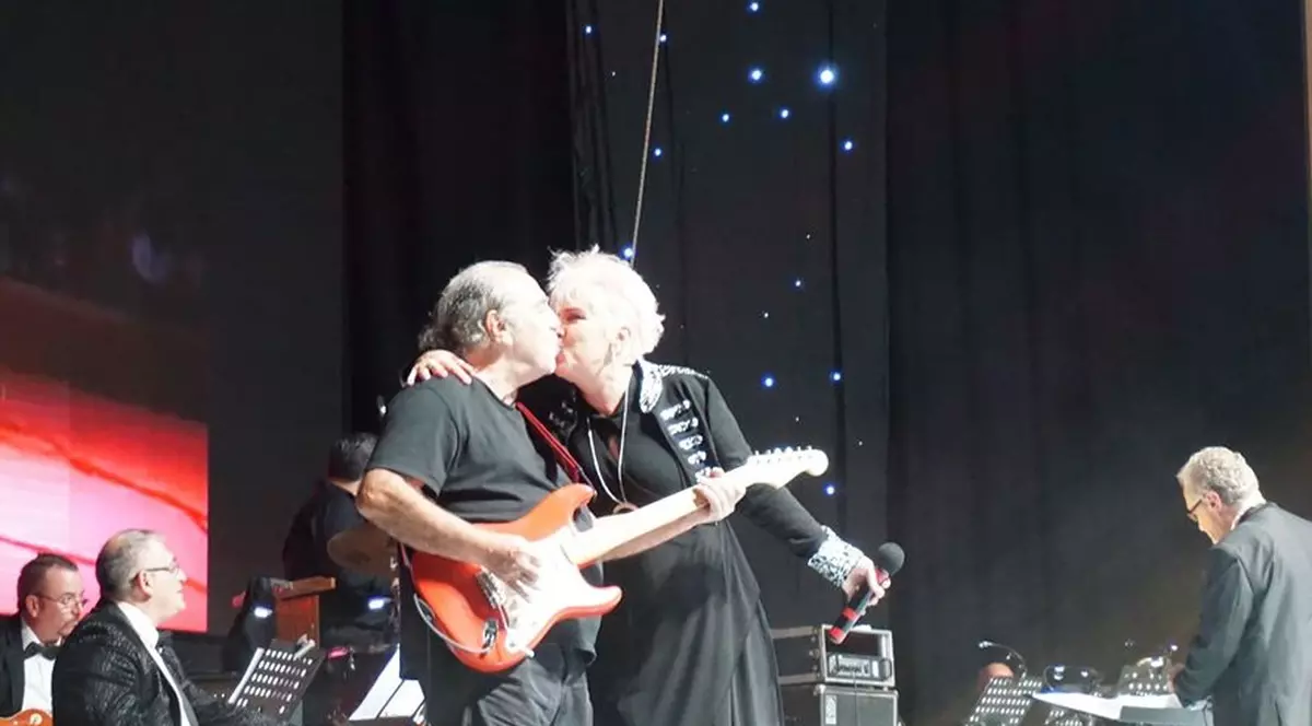 Silvia Dumitrescu și-a sărutat soțul cu patos, pe scenă! Artista a aniversat 35 de ani de carieră și 25 de căsnicie, într-un spectacol grandios