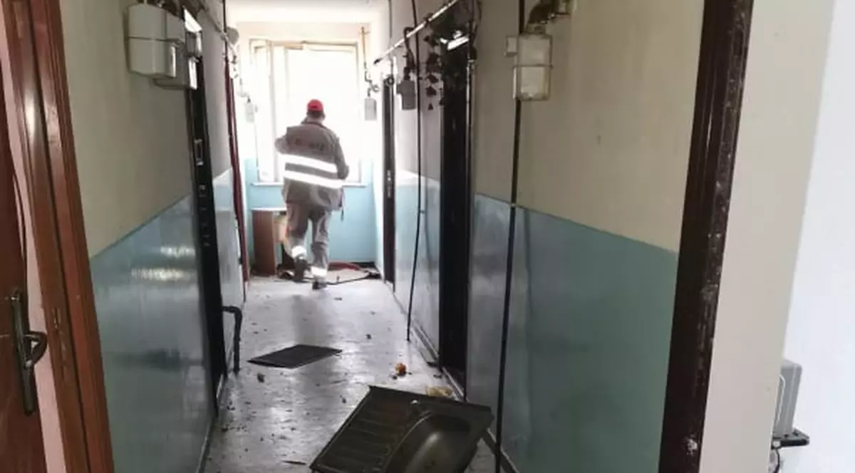 Explozie într-un bloc din Satu Mare. Două persoane au suferit arsuri. 25 de locatari au fost evacuați