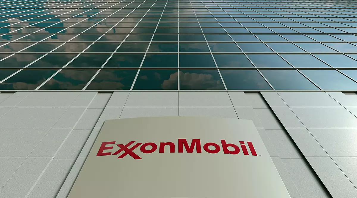 Exxon nu mai poate vinde zăcămintele din România fără acordul statului. Sigla ExxonMobil pe o clădire de sticlă
