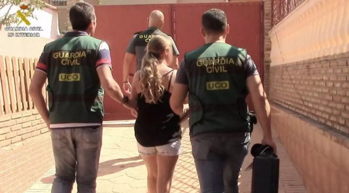 O femeie din Suedia și-a filmat fiicele minore în ipostaze sexuale și a vândut filmările pe internet. Condamnată la 6 ani de închisoare